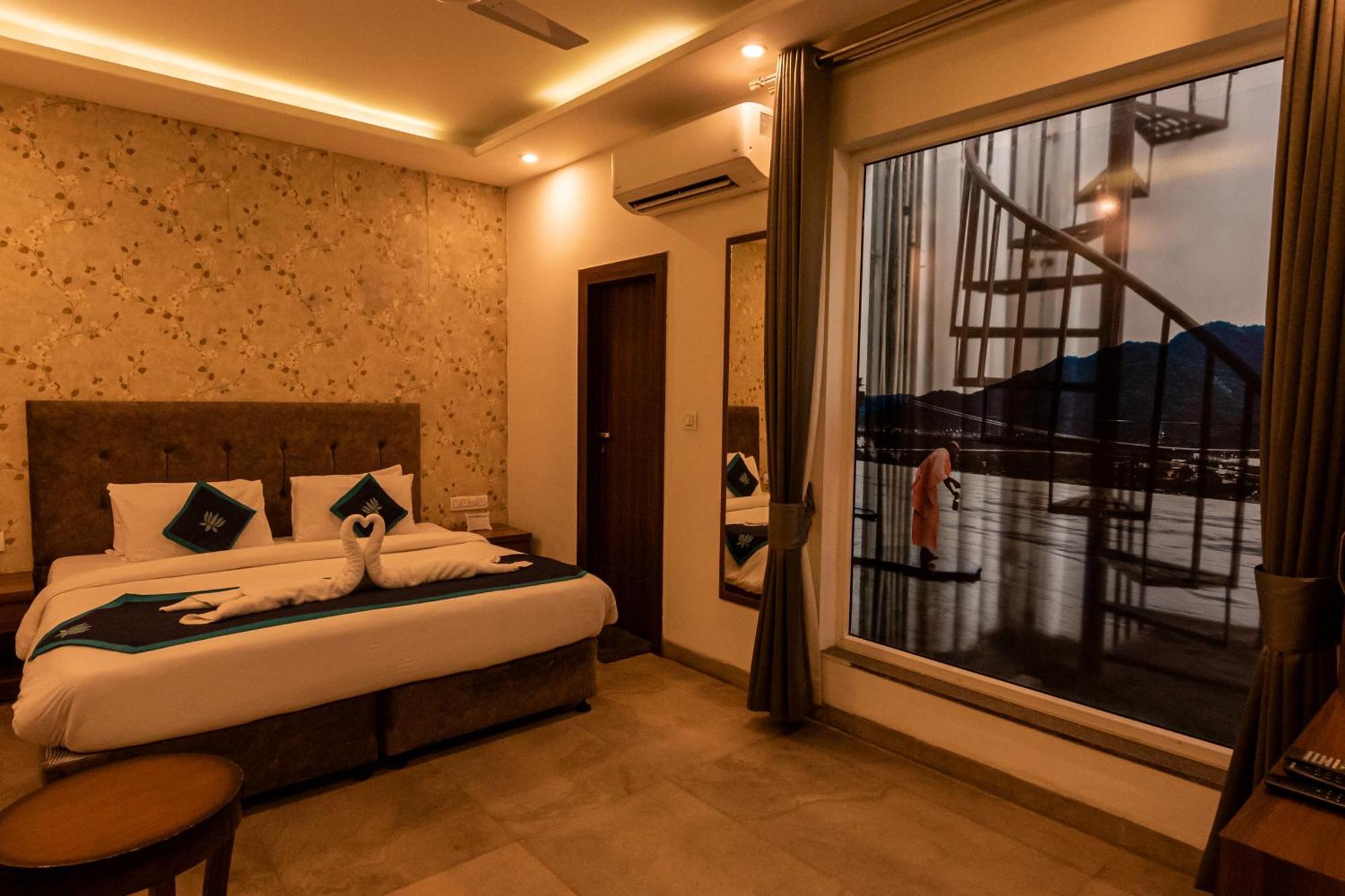 Holywater Hotel By Ganga Kinare #150 Mts From Ganga Ghat Rishīkesh Buitenkant foto